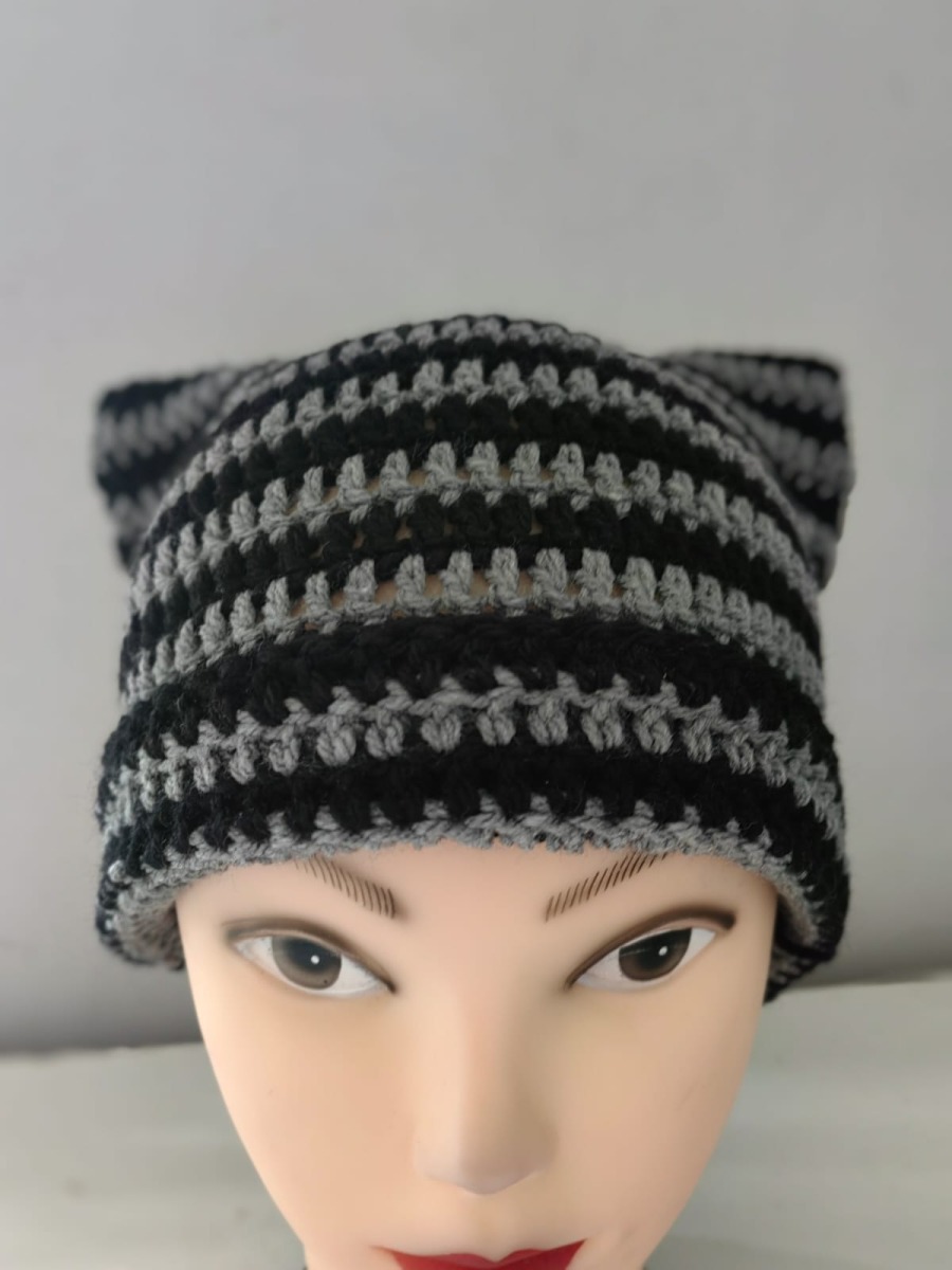 Midnight cat beanie